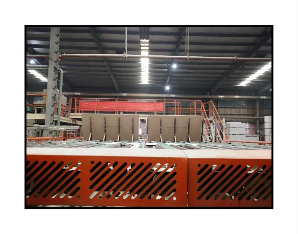 圣戈班石膏板噴碼機工作現場